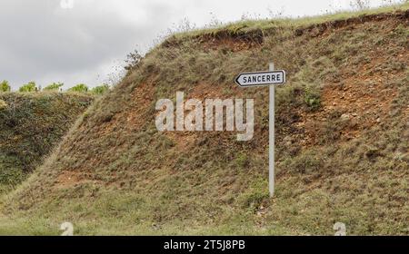 Loire-Tal, Frankreich - 20. September 2021 - Wegweiser am Straßenrand zum berühmten Weinort Sancerre Stockfoto