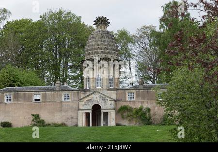 10. Mai 2023 - Dunmore, Schottland - die Dunmore Pineapple auf dem Gelände von Dunmore Castle von der Seite gesehen Stockfoto