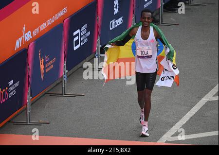 New York, USA. November 2023. Tamirat Tola aus Äthiopien feiert, nachdem er die Männer-Division des New York City Marathons in der Rekordzeit von 2:04.58, New York, NY, 5. November 2023 gewonnen hat. (Foto: Anthony Behar/SIPA USA) Credit: SIPA USA/Alamy Live News Stockfoto