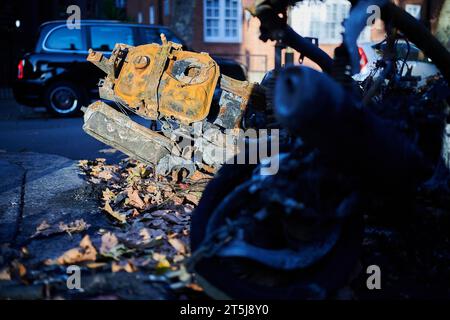 05. November 2023 - LondonUK : Nahaufnahme der Rückseite des ausgebrannten Mopeds auf der Straße von London an sonnigem Tag mit Wintersonne Stockfoto