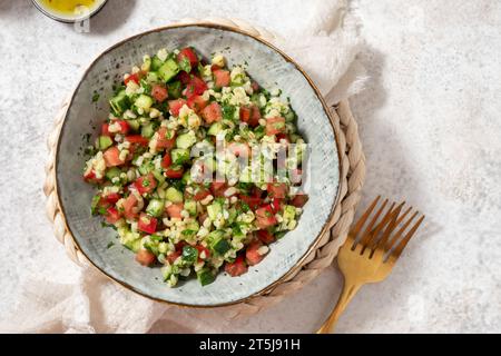 Tabbouleh Salat. Traditionelle orientalische oder arabische Gericht. Levantinischen vegetarischen Salat mit Petersilie, Minze, Bulgur, Tomate. Stockfoto