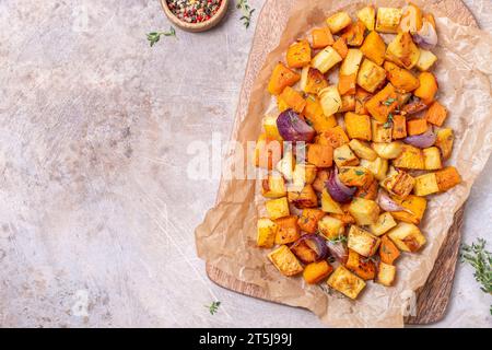 Im Ofen gebackenes Gemüse auf einem Backblech. Gebackener Kürbis, Kartoffeln, Karotten und Zwiebeln. Kochen Abendessen im Ofen. Vegetarische Speisen im Ofen. Vegan c Stockfoto