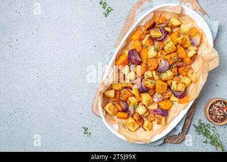 Im Ofen gebackenes Gemüse auf einem Backblech. Gebackener Kürbis, Kartoffeln, Karotten und Zwiebeln. Kochen Abendessen im Ofen. Vegetarische Speisen im Ofen. Vegan c Stockfoto