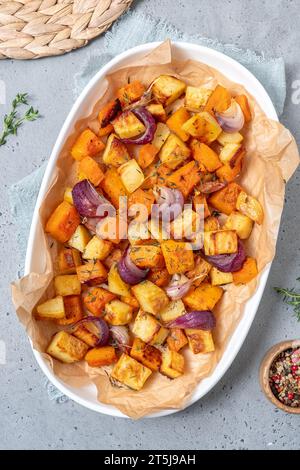 Im Ofen gebackenes Gemüse auf einem Backblech. Gebackener Kürbis, Kartoffeln, Karotten und Zwiebeln. Kochen Abendessen im Ofen. Vegetarische Speisen im Ofen. Vegan c Stockfoto