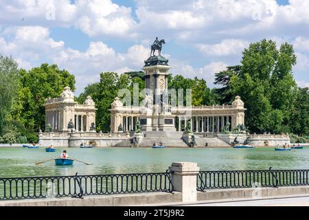 Denkmal für König Alfonso XII. Am Großen Teich von El Retiro, Parque del Buen Retiro (Park Buen Retiro), Retiro, Madrid, Königreich Spanien Stockfoto