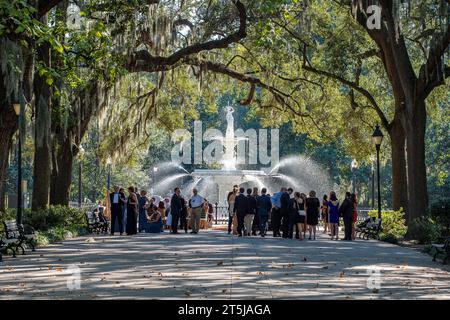 Der Empfang im Forsyth Park Fountain in Savannah, GA, geht auf das Jahr 1858 zurück. Savannah wurde 1733 gegründet und ist die älteste Stadt Georgiens. Stockfoto