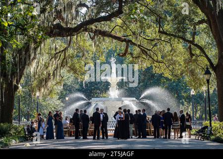 Der Empfang im Forsyth Park Fountain in Savannah, GA, geht auf das Jahr 1858 zurück. Savannah wurde 1733 gegründet und ist die älteste Stadt Georgiens. Stockfoto