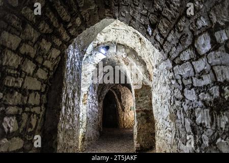 Das Innere der künstlichen Kreidehöhlen der Hellfire Caves in West Wycombe, Buckinghamshire, England Stockfoto