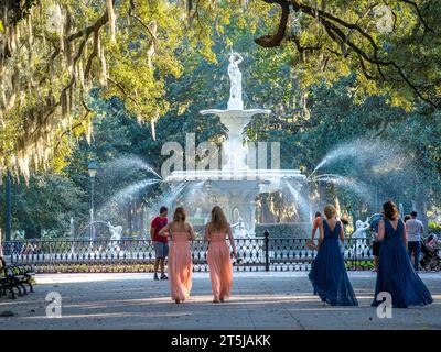 Der Empfang im Forsyth Park Fountain in Savannah, GA, geht auf das Jahr 1858 zurück. Savannah wurde 1733 gegründet und ist die älteste Stadt Georgiens. Stockfoto