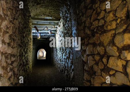 Das Innere der künstlichen Kreidehöhlen der Hellfire Caves in West Wycombe, Buckinghamshire, England Stockfoto