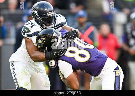 Baltimore, Usa. November 2023. Der Linebacker Bobby Wagner (54) von Seattle Seahawks stoppt Baltimore Ravens Tight End Isaiah Attest (80) in der zweiten Halbzeit im M&T Bank Stadium in Baltimore, Maryland, am Sonntag, den 5. November 2023. Baltimore gewann mit 37:3. Foto: David Tulis/UPI Credit: UPI/Alamy Live News Stockfoto