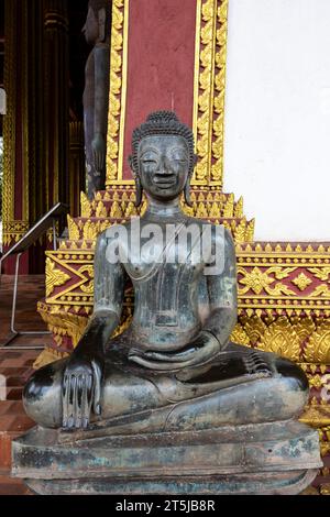 Haw Phra Kaew (Pha Keo, Prakeo), Buddha-Statue im Kreuzgang des Hauptschreins (Haupthalle), und Innenhof, Vientiane, Laos, Südostasien, Asien Stockfoto