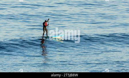 Surfer, die große Wellen für Wassersport genießen Stockfoto