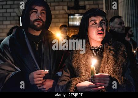 Dublin, Irland. November 2023. Eine Gruppe von Menschen, die sich während des Kerzenlichts zur Unterstützung Palästinas versammelten. In Solidarität mit dem Volk von Gaza und in der Forderung nach einem Waffenstillstand versammelte sich eine Menschenmenge zu einer Mahnwache bei Kerzenschein vor Dublins GPO. (Foto: Natalia Campos/SOPA Images/SIPA USA) Credit: SIPA USA/Alamy Live News Stockfoto