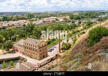 Blick von der Stadtmauer in der spanischen mittelalterlichen Stadt Ciudad Rodrigo über den Fluss Agueda und die umliegende Landschaft Stockfoto