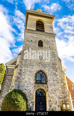 Äußere der gemischten mittelalterlichen und neoklassizistischen St Lawrence Church, West Wycombe Hill, Buckinghamshire, England Stockfoto