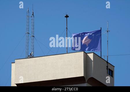 Nationalflagge des Kosovo auf einem Dach in Pristina, Kosovo Stockfoto