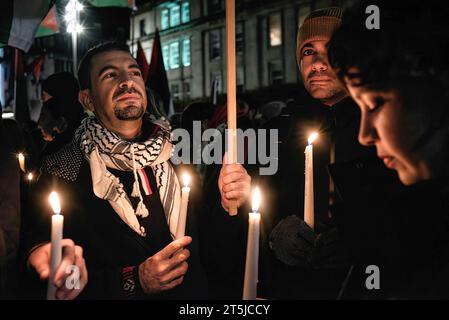 Dublin, Irland. November 2023. Eine Gruppe von Menschen, die sich während des Kerzenlichts zur Unterstützung Palästinas versammelten. In Solidarität mit dem Volk von Gaza und in der Forderung nach einem Waffenstillstand versammelte sich eine Menschenmenge zu einer Mahnwache bei Kerzenschein vor Dublins GPO. (Credit Image: © Natalia Campos/SOPA Images via ZUMA Press Wire) NUR REDAKTIONELLE VERWENDUNG! Nicht für kommerzielle ZWECKE! Stockfoto
