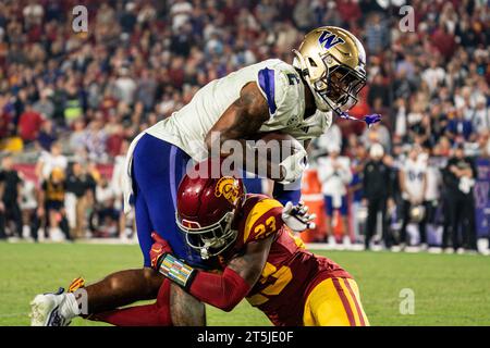 Washington Huskies Wide Receiver Ja'Lynn Polk (2) wird von USC Trojans Cornerback Tre'Quon Fegans (23) während eines NCAA-Fußballspiels gegen die USA angegriffen Stockfoto