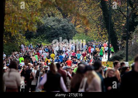 New York, Usa. September 2023. Die Teilnehmer des New York City Marathons begeben sich während des diesjährigen jährlichen Rennens in Richtung Süden durch den Central Park von Manhattan. Rund 50.000 Läufer nahmen am diesjährigen New York City Marathon Teil. Quelle: Adam Stoltman/Alamy Live News Stockfoto