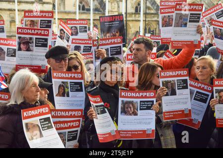 London, Großbritannien. November 2023. Demonstranten versammeln sich auf dem Parlamentsplatz während der Bring Them Home-Kundgebung für israelische Geiseln, die von der Hamas in Gaza festgehalten werden. Quelle: Vuk Valcic/Alamy Live News Stockfoto