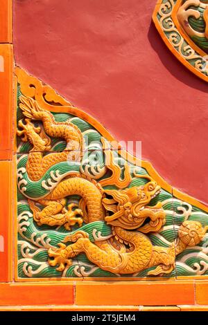 PEKING - 23. MAI: Glasierte Fliesen Drachenförmige Puzzles im Beihai Park, am 23. Mai 2014 in Peking, China Stockfoto