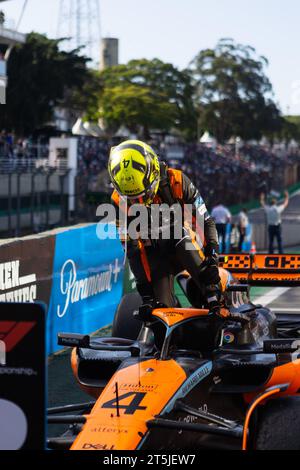 Sao Paulo, Brasilien, Brasilien. November 2023. LANDO NORRIS von MCLAREN MERCEDES feiert den zweiten Platz (P2) im Rennen im Rahmen des F1 Sao Paulo Grand Prix 2023 im Autodromo Jose Carlos Pace am 5. November 2023 in Sao Paulo, Brasilien. Quelle: ZUMA Press, Inc./Alamy Live News Stockfoto