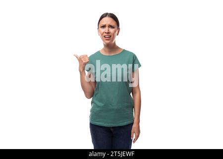 Die junge brünette Frau zeigt misstrauisch ihre Hand zur Seite Stockfoto