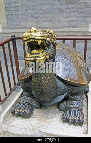 PEKING - 23. MAI: Gott Schildkröte Bronzeskulptur im Beihai Park, am 23. Mai 2014 in Peking, China Stockfoto