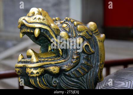 PEKING - 23. MAI: Gott Schildkröte Bronzeskulptur im Beihai Park, am 23. Mai 2014 in Peking, China Stockfoto