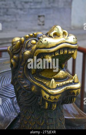 PEKING - 23. MAI: Gott Schildkröte Bronzeskulptur im Beihai Park, am 23. Mai 2014 in Peking, China Stockfoto