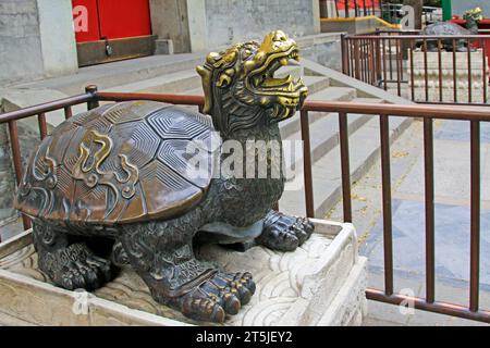 PEKING - 23. MAI: Gott Schildkröte Bronzeskulptur im Beihai Park, am 23. Mai 2014 in Peking, China Stockfoto