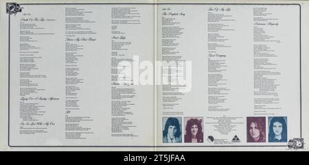 Granada, Spanien; 21. September 2023: Inside Cover des Vinyl A Night at the Opera der britischen Rockgruppe Queen Stockfoto