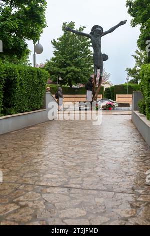 Menschen, die die Statue des Christus in Medjugorje verehren. Die Statue weint auf wundersame Weise Tropfen Flüssigkeit aus Jesu rechtem Knie. Stockfoto