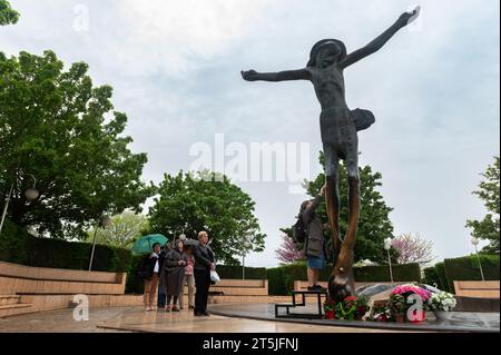 Menschen, die die Statue des Christus in Medjugorje verehren. Die Statue weint auf wundersame Weise Tropfen Flüssigkeit aus Jesu rechtem Knie. Stockfoto