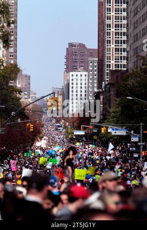 New York, Usa. September 2023. Die Teilnehmer des New York City Marathons machen sich während des diesjährigen jährlichen Rennens auf der First Avenue in Manhattan auf den Weg nach Norden. Rund 50.000 Läufer nahmen am diesjährigen New York City Marathon Teil. Quelle: Adam Stoltman/Alamy Live News Stockfoto