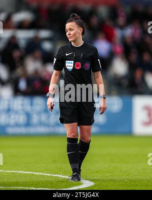 Borehamwood, Großbritannien. November 2023. Schiedsrichterin Rebecca Welch beim Spiel der Arsenal Women FC gegen Manchester City Women's Super League im Meadow Park Stadium, Borehamwood, England, Großbritannien am 5. November 2023 Credit: Every Second Media/Alamy Live News Stockfoto