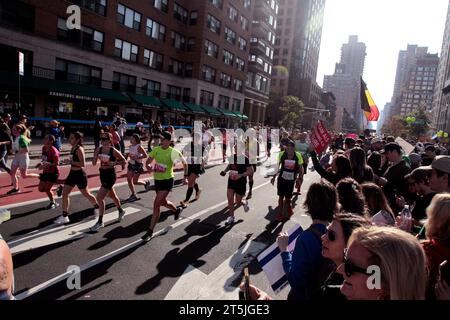 New York, Usa. September 2023. Die New Yorker fahren auf der Manhattan First Avenue ab, um die Läufer anzufeuern, wenn sie sich auf der Manhattan First Avenue nach Norden begeben. Während des diesjährigen New York City Marathons machen sich die Teilnehmer auf der Manhattan First Avenue nach Norden. Rund 50.000 Läufer nahmen an dem diesjährigen Rennen Teil. Quelle: Adam Stoltman/Alamy Live News Stockfoto