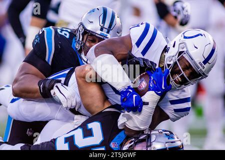 Charlotte, NC, USA. November 2023. Indianapolis Colts Running Back Zack Moss (21) spielt gegen Carolina Panthers Defensive Tackle Shy Tuttle (99) für zusätzliche Yards während des ersten Viertels des NFL Matchups in Charlotte, NC. (Scott Kinser/Cal Sport Media). Quelle: csm/Alamy Live News Stockfoto