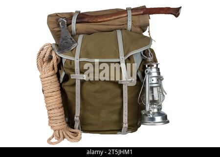Rucksack mit Seil, Axt und Gaslaterne isoliert auf weißem Hintergrund Stockfoto