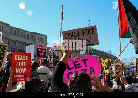Washington, DC, USA. November 2023. Eine Frau hält ein Schild auf, in dem sie einen Waffenstillstand zwischen Israel und der Hamas fordert, während eines „Nationalmarsches auf Washington: Freies Palästina“ am Samstag, den 4. November 2023 in Washington, DC. Zehntausende pro-palästinensische Aktivisten aus Gaza marschierten während des Protestes vom Freiheitsplatz zum Weißen Haus. (Foto: Carlos Berrios Polanco/SIPA USA) Credit: SIPA USA/Alamy Live News Stockfoto