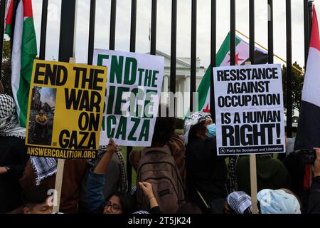 Washington, DC, USA. November 2023. Demonstranten winken pro-palästinensische Zeichen vor dem Weißen Haus in Washington, DC, Samstag, 4. November 2023. Zehntausende pro-palästinensische Aktivisten aus Gaza marschierten von der Freiheitsplattform zum Weißen Haus während eines „Nationalmarsches auf Washington: Freies Palästina“-Protestes. (Foto: Carlos Berrios Polanco/SIPA USA) Credit: SIPA USA/Alamy Live News Stockfoto