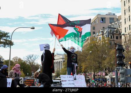 Washington, DC, USA. November 2023. Ein pro-palästinensischer Demonstrant schwingt die palästinensische Flagge über einem Dach einer Bushaltestelle in Washington, DC, Samstag, den 4. November 2023. Zehntausende pro-palästinensische Aktivisten aus Gaza marschierten von der Freiheitsplattform zum Weißen Haus während eines „Nationalmarsches auf Washington: Freies Palästina“-Protestes. (Foto: Carlos Berrios Polanco/SIPA USA) Credit: SIPA USA/Alamy Live News Stockfoto