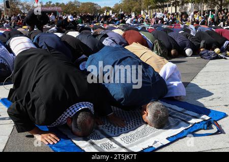 Washington, DC, USA. November 2023. Hunderte muslimische Männer beten während des „Nationalmarsches auf Washington: Freies Palästina“-Protestes in Washington, DC, Samstag, 4. November 2023. (Foto: Carlos Berrios Polanco/SIPA USA) Credit: SIPA USA/Alamy Live News Stockfoto