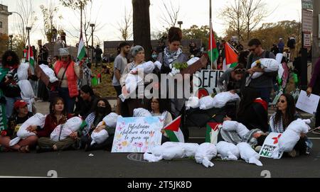 Washington, DC, USA. November 2023. Eine Gruppe pro-palästinensischer Demonstranten mit rot gefärbten Händen trägt Laken, die die über 3.000 Kinder repräsentieren sollen, die durch die israelische Bombardierung von Gaza am Samstag, den 4. November 2023 in Washington, DC, getötet wurden. Zehntausende pro-palästinensische Aktivisten aus Gaza marschierten vom Freedom Plaza zum Weißen Haus während des Protestes „National March on Washington: Free Palestine“. (Foto: Carlos Berrios Polanco/SIPA USA) Credit: SIPA USA/Alamy Live News Stockfoto