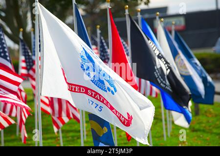 Flaggen für die verschiedenen US-Streitkräfte, die in Dennis, Massachusetts, auf Cape Cod fliegen. Zum Veteran's Day. Stockfoto