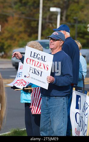 Besorgte Bürger von Cape Cod, die gegen die Unterbringung illegaler Einwanderer protestieren. Dennis, Massachusetts, USA Stockfoto