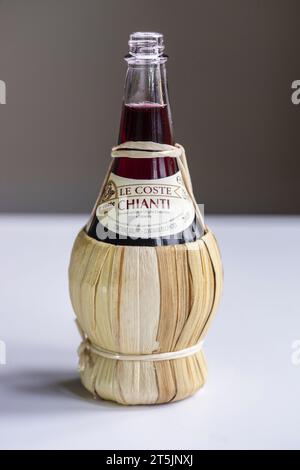 Eine kleine Flasche traditioneller italienischer Chianti-Rotwein Stockfoto