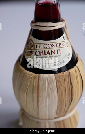 Eine kleine Flasche traditioneller italienischer Chianti-Rotwein Stockfoto