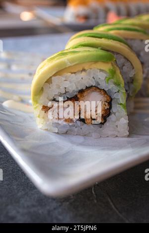 Ein Tablett voller frisch zubereiteter Sushi-Brötchen mit Avocados Stockfoto